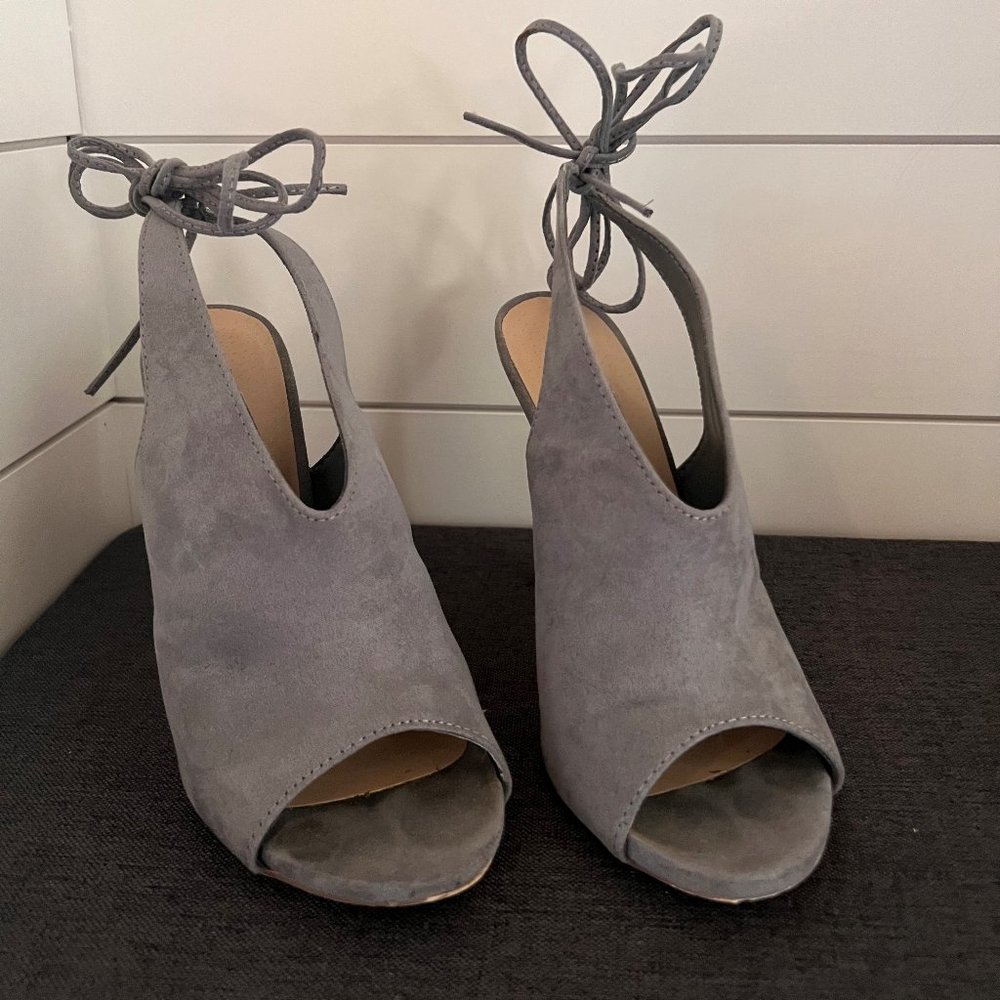 Shoedazzle Gray Suede Peep Toe Ankle Wrap Dress Pump, Size 7